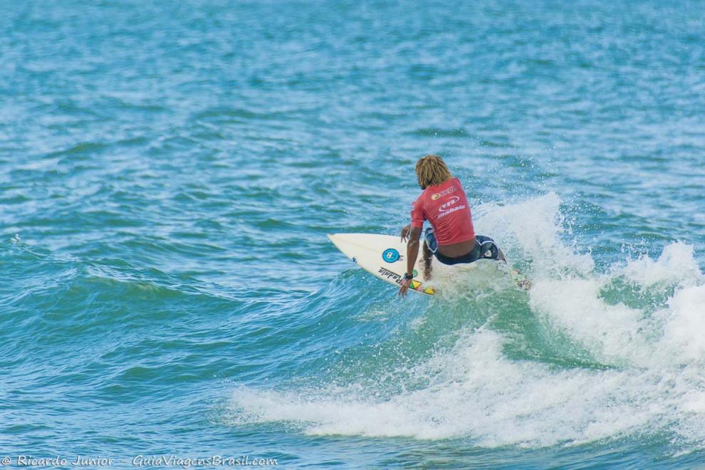 Imagem surfistas nas águas claras da Praia da Tiririca.